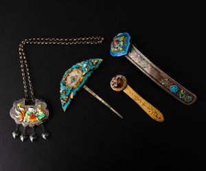 Lotto composto da collana, fermaglio e due piccoli Ruyi con decori a smalti e innesti in pietre dure e giada, Cina, Dinastia Qing, XIX secolo  - Asta Arte Orientale - Associazione Nazionale - Case d'Asta italiane