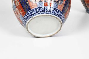 Coppia di giardiniere in porcellana Imari con decori floreali e soggetti naturalistici entro riserve, Giappone, periodo Meiji (1868-1912)  - Asta Arte Orientale - Associazione Nazionale - Case d'Asta italiane