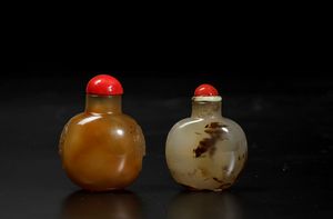 Due snuff bottles scolpite in agata muschiata, Cina, Dinastia Qing, XIX secolo  - Asta Arte Orientale - Associazione Nazionale - Case d'Asta italiane