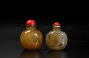 Due snuff bottles scolpite in agata muschiata, Cina, Dinastia Qing, XIX secolo  - Asta Arte Orientale - Associazione Nazionale - Case d'Asta italiane