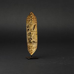 Placca scolpita in osso con figura centrale di divinit danzante a rilievo, India, XVIII secolo  - Asta Arte Orientale - Associazione Nazionale - Case d'Asta italiane