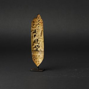 Placca scolpita in osso con figura centrale di divinit danzante a rilievo, India, XVIII secolo  - Asta Arte Orientale - Associazione Nazionale - Case d'Asta italiane