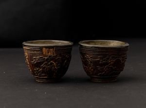 Due piccole coppe scolpite in legno con scene di vita comune e iscrizioni, Cina, Dinastia Qing, XIX secolo  - Asta Arte Orientale - Associazione Nazionale - Case d'Asta italiane