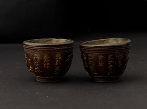 Due piccole coppe scolpite in legno con scene di vita comune e iscrizioni, Cina, Dinastia Qing, XIX secolo  - Asta Arte Orientale - Associazione Nazionale - Case d'Asta italiane