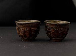 Due piccole coppe scolpite in legno con scene di vita comune e iscrizioni, Cina, Dinastia Qing, XIX secolo  - Asta Arte Orientale - Associazione Nazionale - Case d'Asta italiane