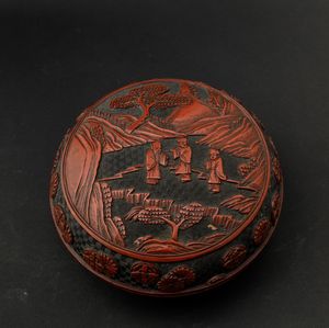Scatola circolare in lacca con figure di saggi entro paesaggio sul coperchio e decori floreali, Cina, Dinastia Qing, XIX secolo  - Asta Arte Orientale - Associazione Nazionale - Case d'Asta italiane