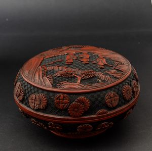 Scatola circolare in lacca con figure di saggi entro paesaggio sul coperchio e decori floreali, Cina, Dinastia Qing, XIX secolo  - Asta Arte Orientale - Associazione Nazionale - Case d'Asta italiane
