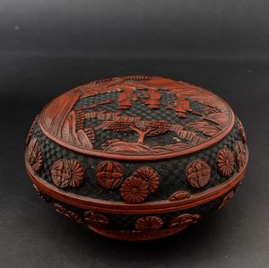 Scatola circolare in lacca con figure di saggi entro paesaggio sul coperchio e decori floreali, Cina, Dinastia Qing, XIX secolo  - Asta Arte Orientale - Associazione Nazionale - Case d'Asta italiane