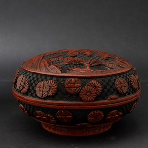 Scatola circolare in lacca con figure di saggi entro paesaggio sul coperchio e decori floreali, Cina, Dinastia Qing, XIX secolo  - Asta Arte Orientale - Associazione Nazionale - Case d'Asta italiane