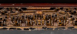 Fregio in legno intagliato e dorato raffigurante scena di vita comune e decori floreali, Cina, Dinastia Qing, XIX secolo  - Asta Arte Orientale - Associazione Nazionale - Case d'Asta italiane