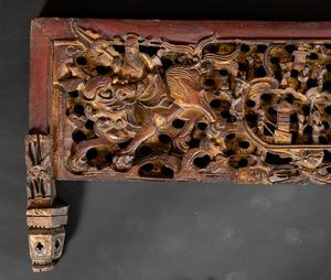Fregio in legno intagliato e dorato raffigurante scena di vita comune e decori floreali, Cina, Dinastia Qing, XIX secolo  - Asta Arte Orientale - Associazione Nazionale - Case d'Asta italiane