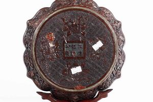 Piatto in lacca con decori floreali e raffigurazione di villaggio centrale, Cina, Dinastia Qing, XIX secolo  - Asta Arte Orientale - Associazione Nazionale - Case d'Asta italiane