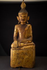 Buddha Sakyamuni in legno dorato, Indonesia, XIX secolo  - Asta Arte Orientale - Associazione Nazionale - Case d'Asta italiane