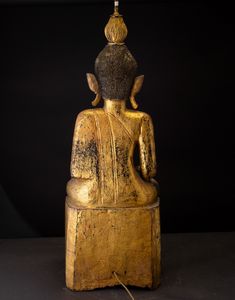 Buddha Sakyamuni in legno dorato, Indonesia, XIX secolo  - Asta Arte Orientale - Associazione Nazionale - Case d'Asta italiane