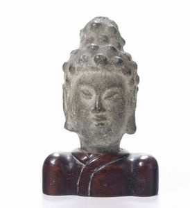 Piccola testa di divinit muliebre in pietra, Khmer, XX secolo  - Asta Arte Orientale - Associazione Nazionale - Case d'Asta italiane