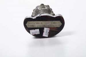 Piccola testa di divinit muliebre in pietra, Khmer, XX secolo  - Asta Arte Orientale - Associazione Nazionale - Case d'Asta italiane