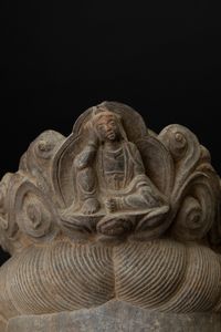 Testa in pietra di Buddha incoronato, Cina, XX secolo  - Asta Arte Orientale - Associazione Nazionale - Case d'Asta italiane