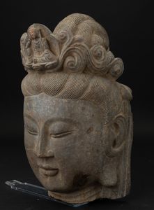 Testa in pietra di Buddha incoronato, Cina, XX secolo  - Asta Arte Orientale - Associazione Nazionale - Case d'Asta italiane