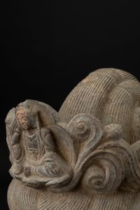 Testa in pietra di Buddha incoronato, Cina, XX secolo  - Asta Arte Orientale - Associazione Nazionale - Case d'Asta italiane