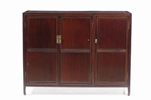 Mobile in legno a tre ante, Cina, XX secolo  - Asta Arte Orientale - Associazione Nazionale - Case d'Asta italiane
