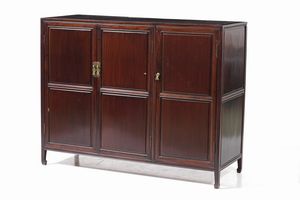 Mobile in legno a tre ante, Cina, XX secolo  - Asta Arte Orientale - Associazione Nazionale - Case d'Asta italiane