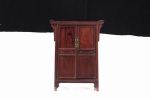 Mobile a due ante in legno, Cina, XX secolo  - Asta Arte Orientale - Associazione Nazionale - Case d'Asta italiane