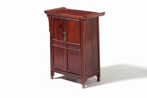 Mobile a due ante in legno, Cina, XX secolo  - Asta Arte Orientale - Associazione Nazionale - Case d'Asta italiane