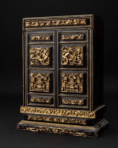 Piccolo stipo con cassetti in legno laccato e dorato, Cina, Canton, Dinastia Qing, XIX secolo  - Asta Arte Orientale - Associazione Nazionale - Case d'Asta italiane