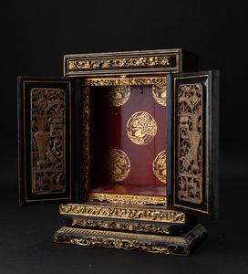 Piccolo stipo con cassetti in legno laccato e dorato, Cina, Canton, Dinastia Qing, XIX secolo  - Asta Arte Orientale - Associazione Nazionale - Case d'Asta italiane