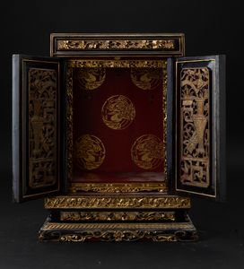 Piccolo stipo con cassetti in legno laccato e dorato, Cina, Canton, Dinastia Qing, XIX secolo  - Asta Arte Orientale - Associazione Nazionale - Case d'Asta italiane