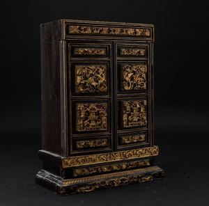 Piccolo stipo con cassetti in legno laccato e dorato, Cina, Canton, Dinastia Qing, XIX secolo  - Asta Arte Orientale - Associazione Nazionale - Case d'Asta italiane