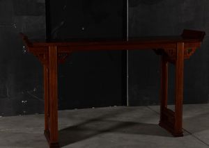 Altare in legno di Hongmu con decori a traforo, Cina, XX secolo  - Asta Arte Orientale - Associazione Nazionale - Case d'Asta italiane