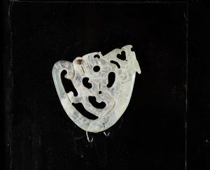 Armadio  a quattro ante in legno laccato con placche in giada decorate a traforo, Cina, XX secolo  - Asta Arte Orientale - Associazione Nazionale - Case d'Asta italiane