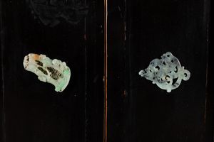 Armadio  a quattro ante in legno laccato con placche in giada decorate a traforo, Cina, XX secolo  - Asta Arte Orientale - Associazione Nazionale - Case d'Asta italiane