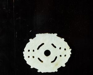 Armadio  a quattro ante in legno laccato con placche in giada decorate a traforo, Cina, XX secolo  - Asta Arte Orientale - Associazione Nazionale - Case d'Asta italiane