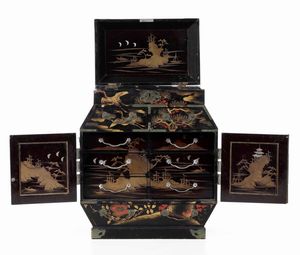 Piccolo stipo in legno laccato con raffigurazioni naturalistiche lumeggiate in color oro, Giappone, periodo Meiji (1868-1912)  - Asta Arte Orientale - Associazione Nazionale - Case d'Asta italiane