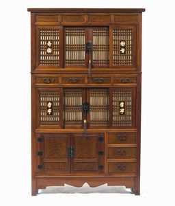 Mobile in legno con ante, cassetti e iscrizioni, Cina, XX secolo  - Asta Arte Orientale - Associazione Nazionale - Case d'Asta italiane