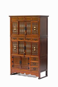 Mobile in legno con ante, cassetti e iscrizioni, Cina, XX secolo  - Asta Arte Orientale - Associazione Nazionale - Case d'Asta italiane