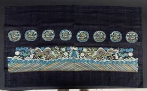 Tessuto in seta ricamato con figure di draghi, Cina, XX secolo  - Asta Arte Orientale - Associazione Nazionale - Case d'Asta italiane