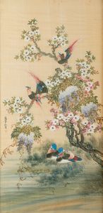 Coppia di dipinti su seta raffiguranti scene naturalistiche con galli e uccellini tra i rami in fiore e iscrizioni, Cina, inizio XX secolo  - Asta Arte Orientale - Associazione Nazionale - Case d'Asta italiane
