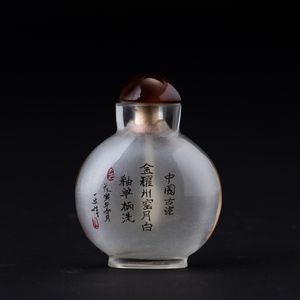 Snuff bottle in vetro dipinto raffigurante oggetto di vita quotidiana e iscrizione, Cina, XX secolo  - Asta Arte Orientale - Associazione Nazionale - Case d'Asta italiane