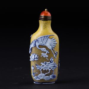 Snuff bottle in vetro con pavone e fenice a rilievo, Cina, XX secolo  - Asta Arte Orientale - Associazione Nazionale - Case d'Asta italiane