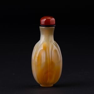 Snuff bottle in agata con corpo sagomato, Cina, XX secolo  - Asta Arte Orientale - Associazione Nazionale - Case d'Asta italiane