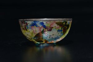 Ciotola in pasta di vetro con decoro di fiori e farfalle, Giappone, fine XIX secolo  - Asta Arte Orientale - Associazione Nazionale - Case d'Asta italiane
