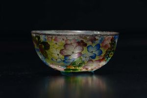 Ciotola in pasta di vetro con decoro di fiori e farfalle, Giappone, fine XIX secolo  - Asta Arte Orientale - Associazione Nazionale - Case d'Asta italiane