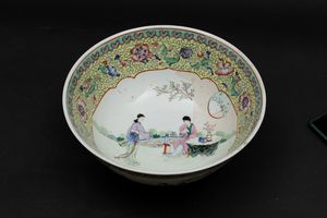 Ciotola in porcellana a smalti policromi raffigurante scene di vita comune con cortigiane entro riserve e decori floreali su fondo giallo, Cina, Dinastia Qing, XIX secolo  - Asta Arte Orientale - Associazione Nazionale - Case d'Asta italiane
