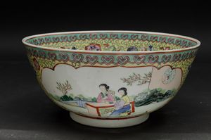 Ciotola in porcellana a smalti policromi raffigurante scene di vita comune con cortigiane entro riserve e decori floreali su fondo giallo, Cina, Dinastia Qing, XIX secolo  - Asta Arte Orientale - Associazione Nazionale - Case d'Asta italiane