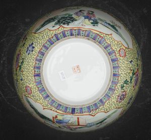 Ciotola in porcellana a smalti policromi raffigurante scene di vita comune con cortigiane entro riserve e decori floreali su fondo giallo, Cina, Dinastia Qing, XIX secolo  - Asta Arte Orientale - Associazione Nazionale - Case d'Asta italiane