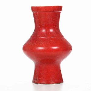 Vaso in porcellana monocroma rossa, Cina, XX secolo  - Asta Arte Orientale - Associazione Nazionale - Case d'Asta italiane