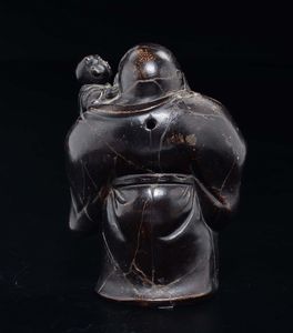 Figura di Budai in pasta eretto con pesca e fanciullo, Cina, XX secolo  - Asta Arte Orientale - Associazione Nazionale - Case d'Asta italiane